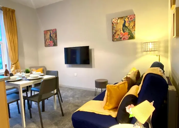 Funky Stylish ! - 5 Minute Walk To The Best Beach! - Great Location - Parking - Fast Wifi - Smart Tv - Newly Decorated - Sleeps Up To 4! Close To & Poole Town Centre & Sandbanks