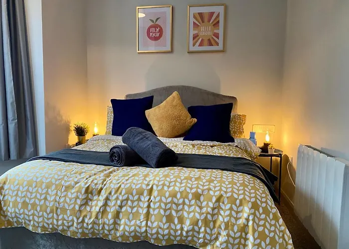 Funky Stylish ! - 5 Minute Walk To The Best Beach! - Great Location - Parking - Fast Wifi - Smart Tv - Newly Decorated - Sleeps Up To 4! Close To & Poole Town Centre & Sandbanks