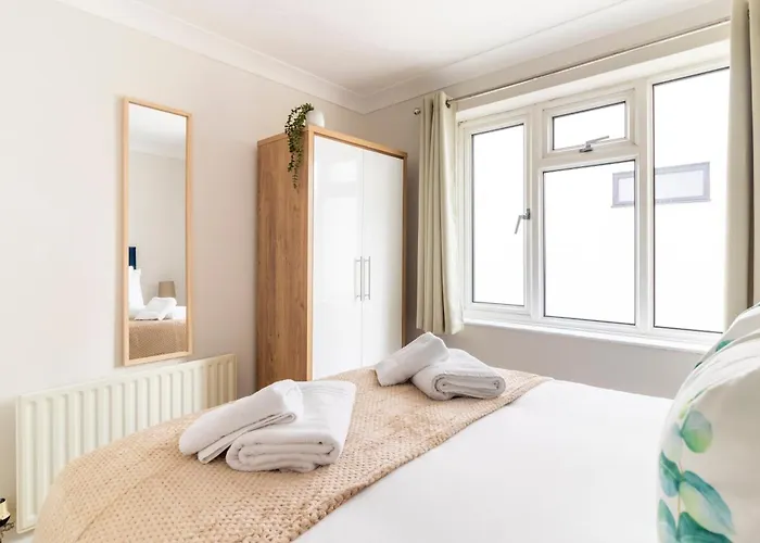 Panoramic Sea View 2 Bedroom Sleeps 6-Free Parking
