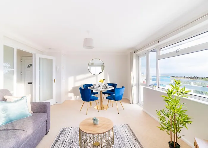 Panoramic Sea View 2 Bedroom Sleeps 6-Free Parking